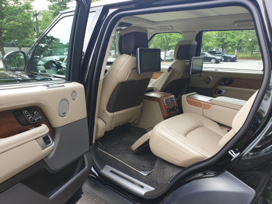 랜드로버 레인지로버 LWB 뒷좌석.<장우진 기자>